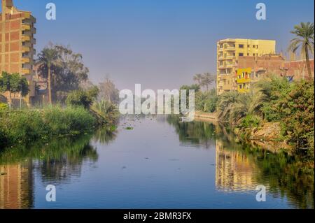 Smog über einen Wasserkanal südlich von Kairo Stockfoto