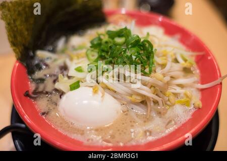 Schüssel mit Ramen Suppe mit frischen Bohnensprossen und Ei garniert mit getrockneten Nori Seetang Blatt und grünen Frühlingszwiebeln Stockfoto