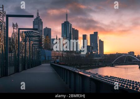 Melbourne Stadtbild bei Sonnenaufgang mit den Wolkenkratzern des zentralen Geschäftsviertels von Melbourne und den Geschäftsgebäuden von Southbank Stockfoto