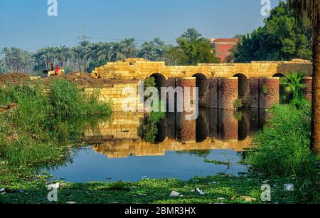 Alte Straßenbrücke über einen Bewässerungskanal direkt an der Pyramide von Djoser Straße in der Nähe des Eingangs zum Saqqara Nekropole Komplex Stockfoto