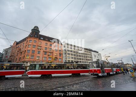 Brünn, Tschechien - NOVEMBER 5, 2019: Zwei Straßenbahnen Kreuzen schnell, mit Geschwindigkeit verwischen, auf nadrazni, im Zentrum von Brno. Auch Salina, Th genannt Stockfoto