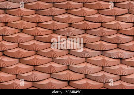 Terrakotta Dachziegel Hintergrund Textur. Orangefarbene Dachziegel Stockfoto