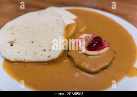 Rindsrinder mit Sahnesauce oder Svíckova na smetane serviert mit Kartoffelbrot Knödel. Traditionelle tschechische Küche Stockfoto