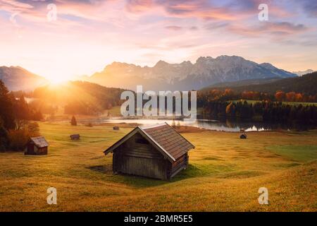 Schöner Sonnenaufgang am Geroldsee bei Garmisch-Partenkirchen, Bayern, Deutschland. Stockfoto