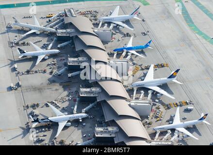 Luftaufnahme des Tom Bradley International Terminals am Flughafen Los Angeles LAX, USA. Flugreisebedarf in der Flughafenkonkurse von oben gesehen. Stockfoto