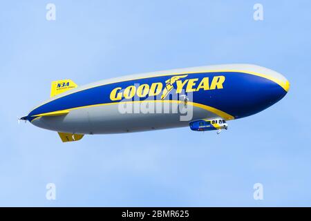 Goodyear Blimp, ein halbstarres Luftschiff der Zeppelin Company. Luftschiffer Wingfoot 3 (N3A) fliegt in Los Angeles, USA, und wirbt für Goodyear. Stockfoto