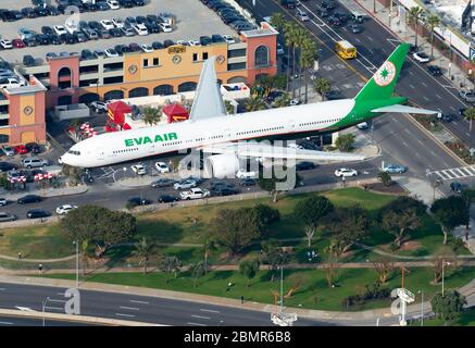 Eva Air Boeing 777 über den endgültigen Anflug zum Los Angeles International Airport. Flugzeuge registriert als B-16713. B777 von oben gesehen. Hohe Ansicht. Stockfoto