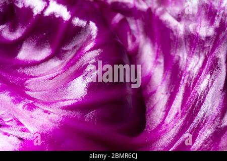 Lila abstrakte Hintergrundstruktur. Dynamische glatte, glänzende organische Textur Stockfoto