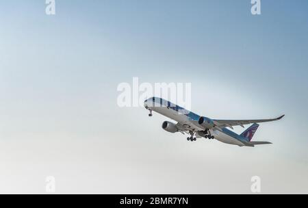 Zürich, Schweiz - 14. August 2019: Qatar fliegt ab in den klaren Himmel Stockfoto