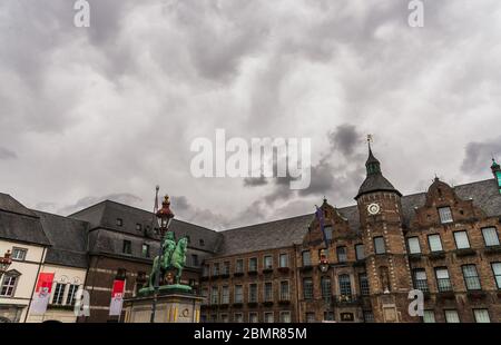 Düsseldorf, Deutschland - 11. August 2019: Blick auf den Marktplatz Stockfoto