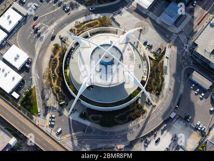 Themengebäude aus der Luft am LAX Airport. Ikonische Raumzeitstruktur mit Populuxe Einfluss. Googie Architektur in Los Angeles, Vereinigte Staaten (USA). Stockfoto