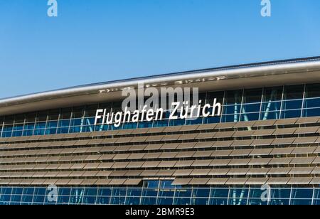 Zürich, Schweiz - 14. August 2019: Flughafen Zürich von der Terminalterrasse aus Stockfoto