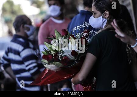 Sao Paulo. Mai 2020. Ein Florist verkauft Blumen für Muttertag in Sao Paulo, Brasilien am 10. Mai 2020. Kredit: Rahel Patrasso/Xinhua/Alamy Live News Stockfoto