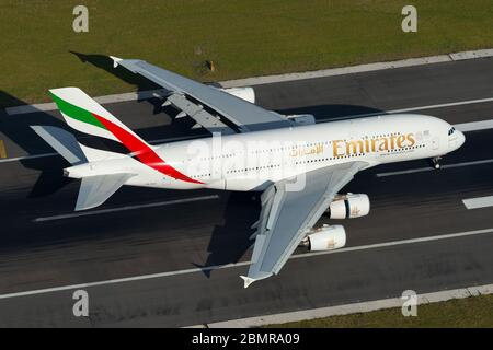 Emirates Airline Airbus A380 landet am Sydney Kingsford Smith International Airport in Australien. A380-800 A6-EEG mit Flügelklappen und Lamellen. Stockfoto