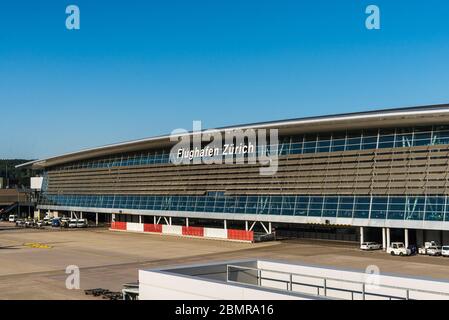 Zürich, Schweiz - 14. August 2019: Flughafen Zürich von der Terminalterrasse aus Stockfoto