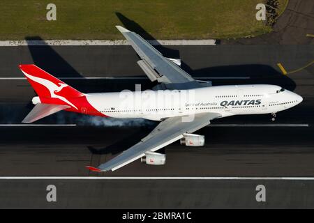 Qantas Airways Boeing 747 landet auf dem Sydney Kingsford Smith International Airport in Australien. B747 VH-OJS mit Flügelklappen und Lamellen. Antenne. Stockfoto