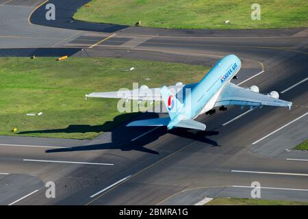 Koreanischer Airbus A380 ab Sydney International Airport, Australien. Flugzeug A380-800 HL7613 starten. Luftaufnahme von superschweren Flugzeugen. Stockfoto
