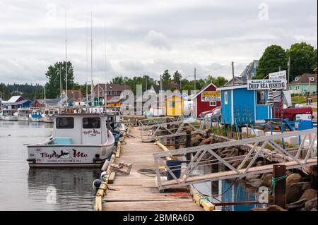 North Rustico Harbour – ein malerisches Fischerdorf auf Prince Edward Island, Kanada. Boote liegen am Dock. Fischerhütten säumen die Küste. Stockfoto