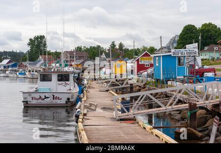 North Rustico Harbour – ein malerisches Fischerdorf auf Prince Edward Island, Kanada. Boote liegen am Dock. Fischerhütten säumen die Küste. Stockfoto