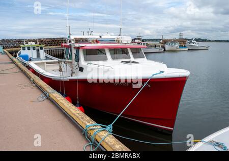 Hummerboote liegen am Dock. North Rustico Harbour – ein malerisches Fischerdorf auf Prince Edward Island, Kanada. Stockfoto