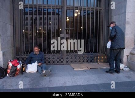 Madrid, Spanien. Mai 2020. 38 Prozent der Haushalte in der Stadt Madrid haben aufgrund der Krise ein Einkommensgefall erlebt, und die Aussichten für sechs Monate sind noch schlechter. In 9 Prozent der Haushalte ist der Rückgang um mehr als 50 Prozent zu verzeichnen.am stärksten betroffen sind Familien mit abhängigen Kindern und Alleinerziehende.Quelle: Alberto Sibaja Ramírez/Alamy Live News Stockfoto