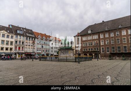 Düsseldorf, Deutschland - 11. August 2019: Blick auf den Marktplatz Stockfoto