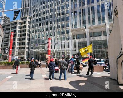 Chicago, Illinois, USA. Mai 2020. Eine Gruppe von etwa 50 Anti COVID-19 Shutdown Demonstranten versammelt sich heute im Jame Thompson Center in der Innenstadt. Die Demonstranten fordern Gouverneur Pritzker, dass nicht-essentielle Unternehmen trotz der Gefahr eines Wiederauflebens neuartiger Coronavirus-Infektionen wieder geöffnet werden können. Stockfoto