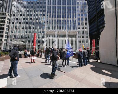 Chicago, Illinois, USA. Mai 2020. Eine Gruppe von etwa 50 Anti COVID-19 Shutdown Demonstranten versammelt sich heute im Jame Thompson Center in der Innenstadt. Die Demonstranten fordern Gouverneur Pritzker, dass nicht-essentielle Unternehmen trotz der Gefahr eines Wiederauflebens neuartiger Coronavirus-Infektionen wieder geöffnet werden können. Stockfoto