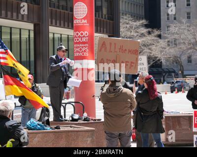 Chicago, Illinois, USA. Mai 2020. Der republikanische Senatskandidat Ben Bierly spricht ohne Gesichtsmaske eine Gruppe von etwa 50 Anti-COVID-19-Demonstranten an, die heute im Jame Thompson Center in der Innenstadt zusammenkommen. Die Demonstranten fordern Gouverneur Pritzker, dass nicht-essentielle Unternehmen trotz der Gefahr eines Wiederauflebens neuartiger Coronavirus-Infektionen wieder geöffnet werden können. Stockfoto