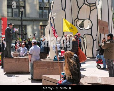 Chicago, Illinois, USA. Mai 2020. Der republikanische Senatskandidat Ben Bierly spricht ohne Gesichtsmaske eine Gruppe von etwa 50 Anti-COVID-19-Demonstranten an, die heute im Jame Thompson Center in der Innenstadt zusammenkommen. Die Demonstranten fordern Gouverneur Pritzker, dass nicht-essentielle Unternehmen trotz der Gefahr eines Wiederauflebens neuartiger Coronavirus-Infektionen wieder geöffnet werden können. Stockfoto