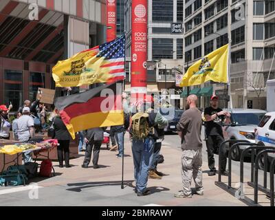 Chicago, Illinois, USA. Mai 2020. Eine Gruppe von etwa 50 Anti COVID-19 Shutdown Demonstranten versammelt sich heute im Jame Thompson Center in der Innenstadt. Die Demonstranten fordern Gouverneur Pritzker, dass nicht-essentielle Unternehmen trotz der Gefahr eines Wiederauflebens neuartiger Coronavirus-Infektionen wieder geöffnet werden können. Stockfoto