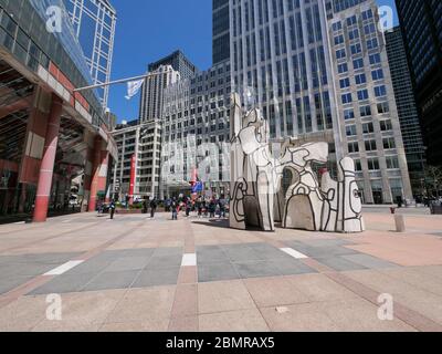 Chicago, Illinois, USA. Mai 2020. Eine Gruppe von etwa 50 Anti COVID-19 Shutdown Demonstranten versammelt sich heute im Jame Thompson Center in der Innenstadt. Die Demonstranten fordern Gouverneur Pritzker, dass nicht-essentielle Unternehmen trotz der Gefahr eines Wiederauflebens neuartiger Coronavirus-Infektionen wieder geöffnet werden können. Stockfoto