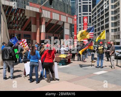 Chicago, Illinois, USA. Mai 2020. Eine Gruppe von etwa 50 Anti COVID-19 Shutdown Demonstranten versammelt sich heute im Jame Thompson Center in der Innenstadt. Die Demonstranten fordern Gouverneur Pritzker, dass nicht-essentielle Unternehmen trotz der Gefahr eines Wiederauflebens neuartiger Coronavirus-Infektionen wieder geöffnet werden können. Stockfoto