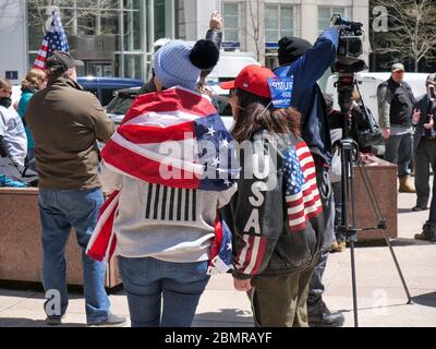 Chicago, Illinois, USA. Mai 2020. Eine Gruppe von etwa 50 Anti COVID-19 Shutdown Demonstranten versammelt sich heute im Jame Thompson Center in der Innenstadt. Die Demonstranten fordern Gouverneur Pritzker, dass nicht-essentielle Unternehmen trotz der Gefahr eines Wiederauflebens neuartiger Coronavirus-Infektionen wieder geöffnet werden können. Stockfoto