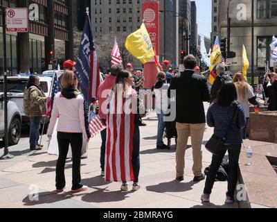 Chicago, Illinois, USA. Mai 2020. Eine Gruppe von etwa 50 Anti COVID-19 Shutdown Demonstranten versammelt sich heute im Jame Thompson Center in der Innenstadt. Die Demonstranten fordern Gouverneur Pritzker, dass nicht-essentielle Unternehmen trotz der Gefahr eines Wiederauflebens neuartiger Coronavirus-Infektionen wieder geöffnet werden können. Stockfoto