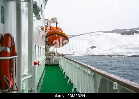 Deck des Kreuzfahrtschiffes in antarktischen Gewässern. Stockfoto