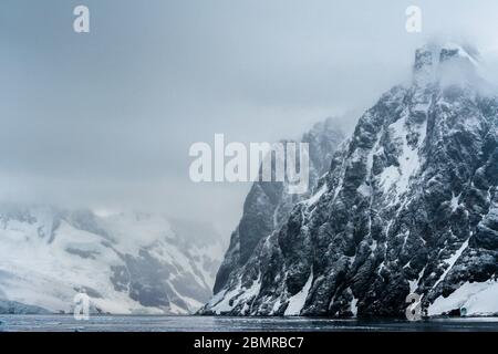 Zerklüftete eisige und eisige Landschaft der Antarktischen Halbinsel bei Der berühmte Lemaire Channel Stockfoto