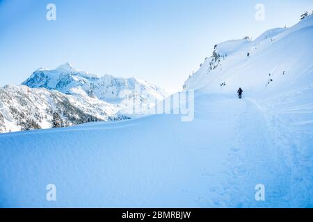 Winter Schneeschuhwandern in den North Cascades Stockfoto