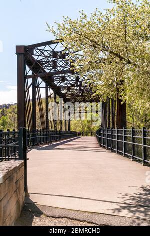 Eine alte Eisenbahnbrücke, die an einem sonnigen Frühlingstag in Pittsburgh, Pennsylvania, USA, in einen Wanderweg umgewandelt wurde Stockfoto