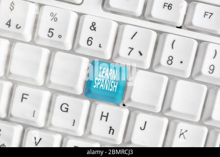 Schreibnotiz, der Spanisch lernen zeigt. Geschäftskonzept für die Übersetzung Sprache in Spanien Wortschatz Dialektsprache Stockfoto