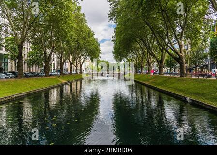 Düsseldorf, Deutschland - 11. August 2019: Königsallee Boulevard und Kanal Stockfoto