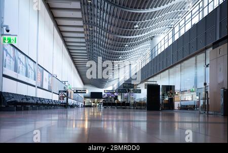 Hamburg, Deutschland. Mai 2020. Fast menschenleer ist ein Spaziergang zu den Toren im Abflugbereich am Hamburg Airport. Die Corona Pandemie hat den Betrieb am Hamburger Flughafen Helmut Schmidt fast zum Stillstand gebracht. Kredit: Christian Charisius/dpa/Alamy Live News Stockfoto