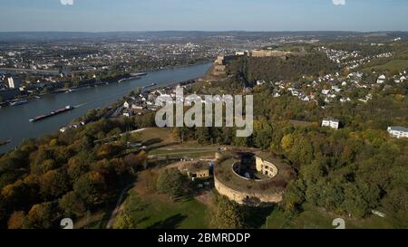 Koblenz, Deutschland. April 2020. Die Festung Asterstein, ein Teil der großen Festung Koblenz, liegt hoch über dem Rhein mit direkter Sichtverbindung zur Festung Ehrenbreitstein, die im Hintergrund zu sehen ist (Luftaufnahme mit Drohne). Koblenz will eine der einst größten Befestigungsanlagen Europas wieder aufleben lassen. Rund 20 Festungen, Festungen und Rückbezurück bildeten einst einen 14 Kilometer langen Ring um die Stadt am Zusammenfluss von Rhein und Mosel. (Zu dpa: Große Festung Koblenz erwacht aus ihrem Schlummer) Quelle: Thomas Frey/dpa/Alamy Live News Stockfoto