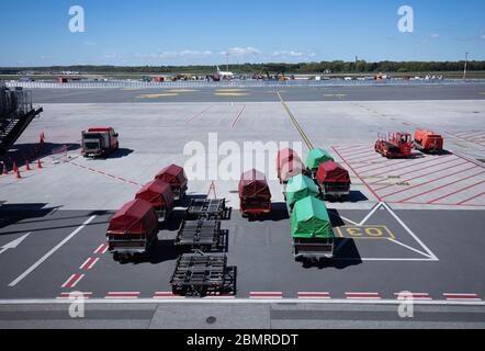 Hamburg, Deutschland. Mai 2020. Am Flughafen Hamburg sind keine Fluggänge am Terminal 1. Die Corona Pandemie hat den Betrieb am Hamburger Flughafen Helmut Schmidt fast zum Stillstand gebracht. Kredit: Christian Charisius/dpa/Alamy Live News Stockfoto