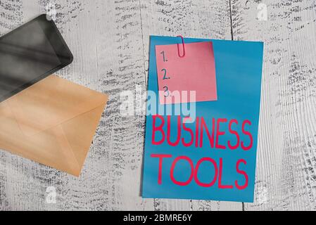 Textschild mit Business Tools. Geschäftsfoto zeigt Marketing-Methoden Prozesse und Technologien Verwenden Umschlag leeres Blatt Papier klebrig n Stockfoto