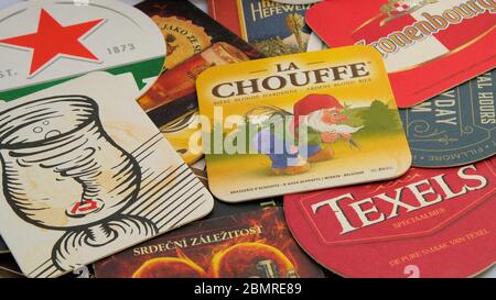 Verschiedene Bierdeckel oder -Matten für europäische Biere und Biersorten: La Chouffe, Texels, Heineken, Kronenbourg, Duvel. Stockfoto