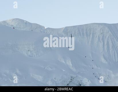 (200511) -- PEKING, 11. Mai 2020 (Xinhua) -- Mitglieder eines Straßenbauteams arbeiten an einer Route zu einem Lager auf einer Höhe von 7,028 Metern des Mount Qomolangma im Südwesten Chinas, der Tibet Autonomen Region, 10. Mai 2020. Ein Straßenbauteam wird am 12. Mai an einer Route zum Gipfel des Mount Qomolangma arbeiten, wenn die Wetterbedingungen es erlauben. China hat am 30. April eine neue Messrunde auf der Höhe des höchsten Gipfels der Welt, dem Berg Qomolangma, eingeleitet. Das Messteam besteht aus Mitgliedern des Ministeriums für natürliche Ressourcen und des nationalen Bergsteigerteams. (Xinhua/Sun Fei) Stockfoto