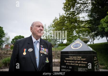 Manchester, Großbritannien. Mai 2020. Ein 95 Jahre alter D-Day Veteran, Lance Bombardier Roy Smith, Royal Artillery, steht allein am Kriegsdenkmal im Royton Park.der 75. Jahrestag des VE Day, als während des Zweiten Weltkriegs der Sieg über die Deutschen in Europa verkündet wurde, wurde während der Lockdown Restriktionen der Coronavirus COVID-19 Pandemie gegedacht. Quelle: SOPA Images Limited/Alamy Live News Stockfoto