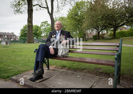 Manchester, Großbritannien. Mai 2020. Ein 95 Jahre alter D-Day Veteran, Lance Bombardier Roy Smith, Royal Artillery, sitzt allein im Royton Park während der Gedenkfeier.der 75. Jahrestag des VE Day, als der Sieg in Europa über die Deutschen während des Zweiten Weltkriegs verkündet wurde, während der Lockdown Restriktionen der Coronavirus COVID-19 Pandemie gedacht. Quelle: SOPA Images Limited/Alamy Live News Stockfoto