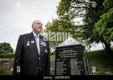 Manchester, Großbritannien. Mai 2020. Ein 95 Jahre alter D-Day Veteran, Lance Bombardier Roy Smith, Royal Artillery, steht allein am Kriegsdenkmal im Royton Park.der 75. Jahrestag des VE Day, als während des Zweiten Weltkriegs der Sieg über die Deutschen in Europa verkündet wurde, wurde während der Lockdown Restriktionen der Coronavirus COVID-19 Pandemie gegedacht. Quelle: SOPA Images Limited/Alamy Live News Stockfoto